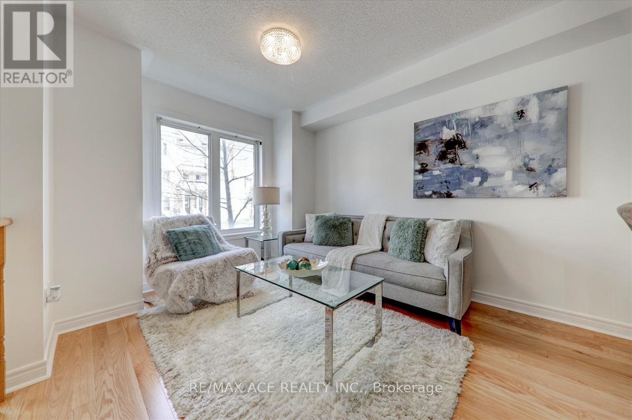 43 Kawneer Terrace, Toronto, Ontario  M1P 0C2 - Photo 8 - E13647566