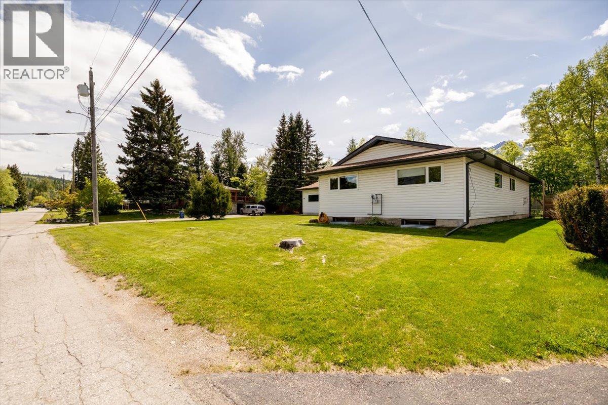39 Elkview Drive, Fernie, British Columbia  V0B 1M3 - Photo 3 - 10397109