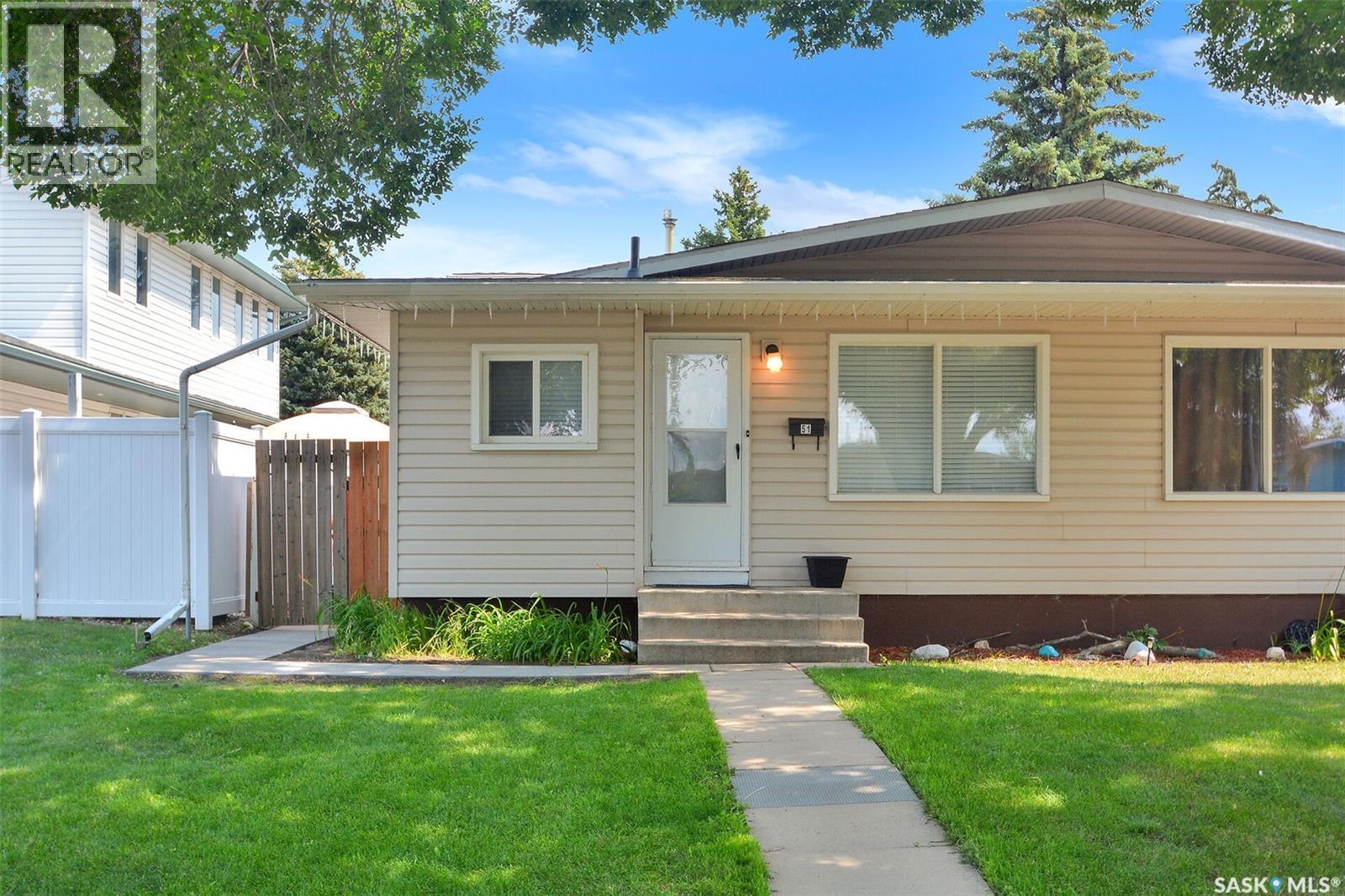 49-51 Carleton Drive, Saskatoon, Saskatchewan  S7H 3N9 - Photo 2 - SK044777