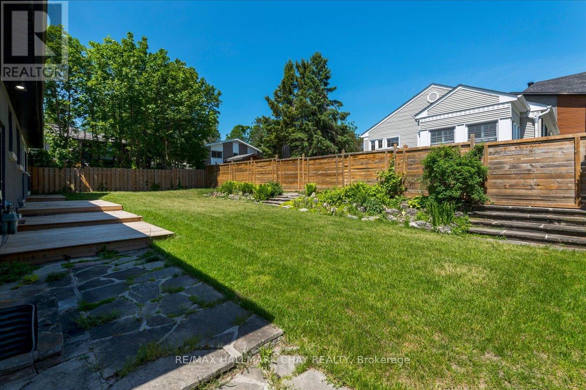 69 Rodney Street, Barrie, Ontario  L4M 4B8 - Photo 4 - S13430118