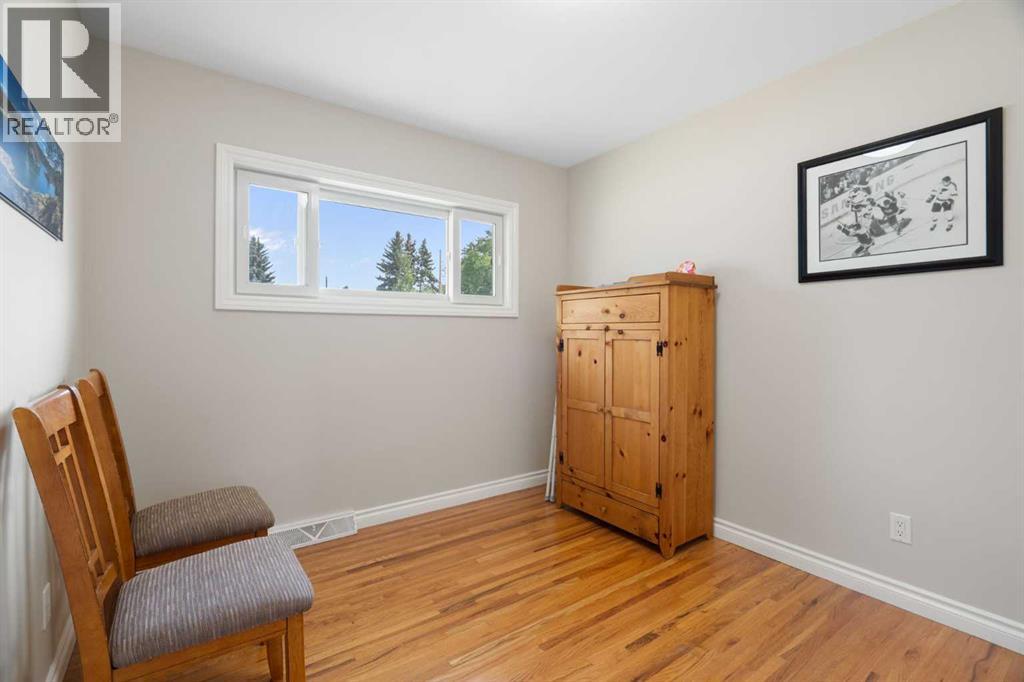 15 Carmangay Crescent NW, Calgary, Alberta  T2L 0S8 - Photo 12 - A2331075