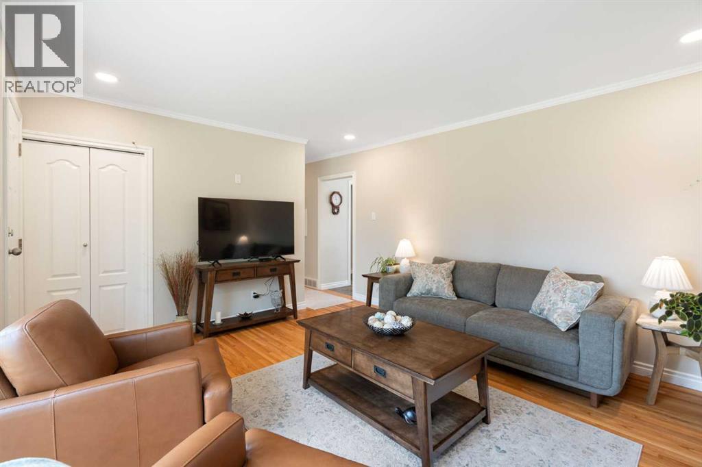 15 Carmangay Crescent NW, Calgary, Alberta  T2L 0S8 - Photo 4 - A2331075