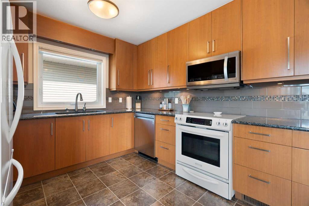 15 Carmangay Crescent NW, Calgary, Alberta  T2L 0S8 - Photo 7 - A2331075