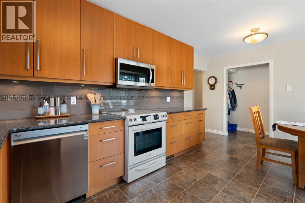 15 Carmangay Crescent NW, Calgary, Alberta  T2L 0S8 - Photo 8 - A2331075