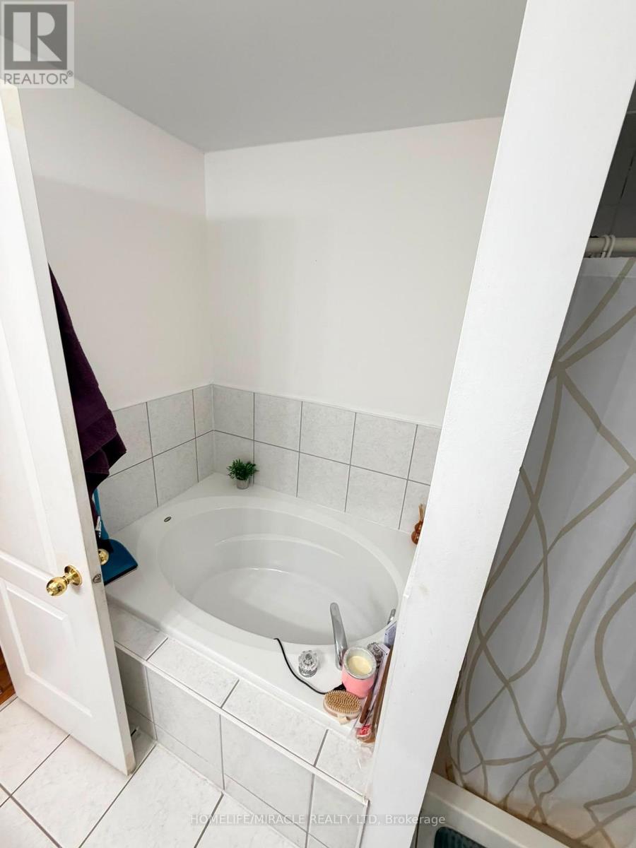 9 Farthingale Crescent, Brampton, Ontario  L7A 1R3 - Photo 3 - W13647742