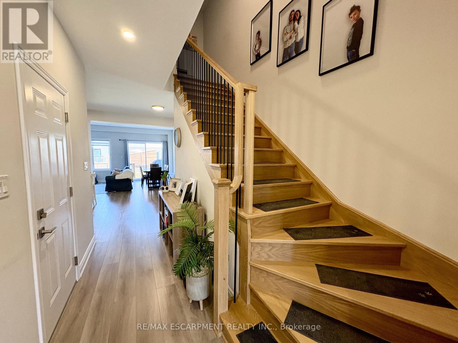 4 Harmony Way, Welland, Ontario  L2V 0G9 - Photo 3 - X13647756