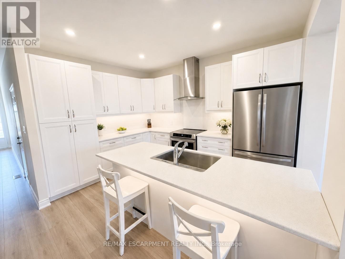 4 Harmony Way, Welland, Ontario  L2V 0G9 - Photo 4 - X13647756