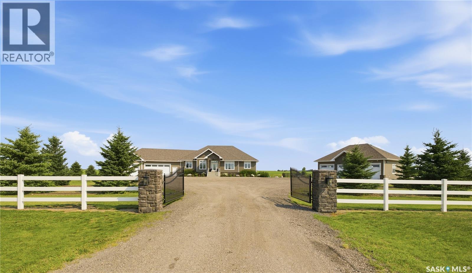 Luxury Vibank Acreage - 13.95 Acres., Vibank, Saskatchewan  S0G 4Y0 - Photo 3 - SK044809