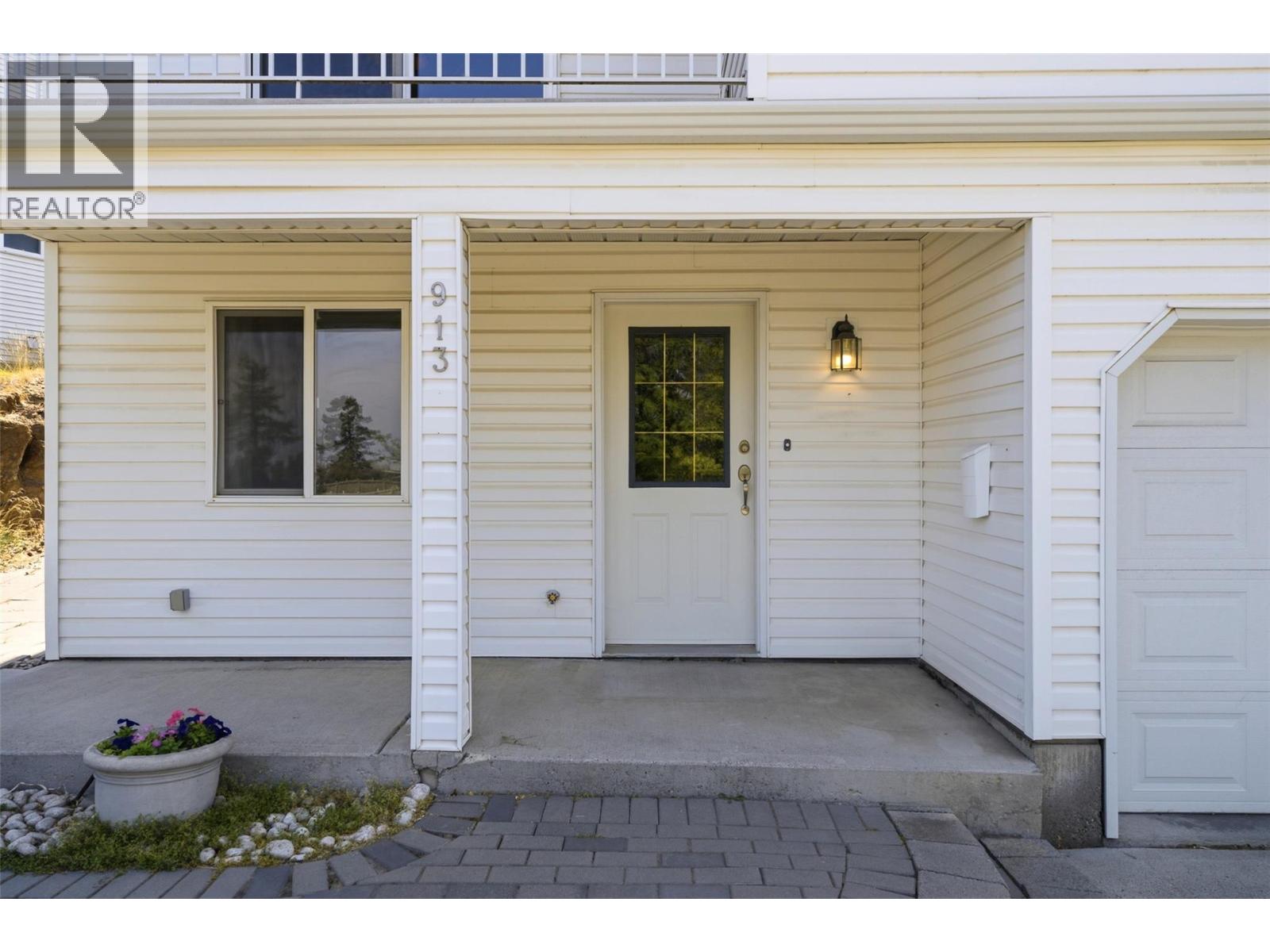 913 Greystone Crescent, Kamloops, British Columbia  V1S 1K7 - Photo 4 - 10396639