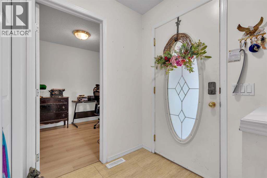 36 Dovista Court SE, Calgary, Alberta  T2B 3P4 - Photo 4 - A2332652
