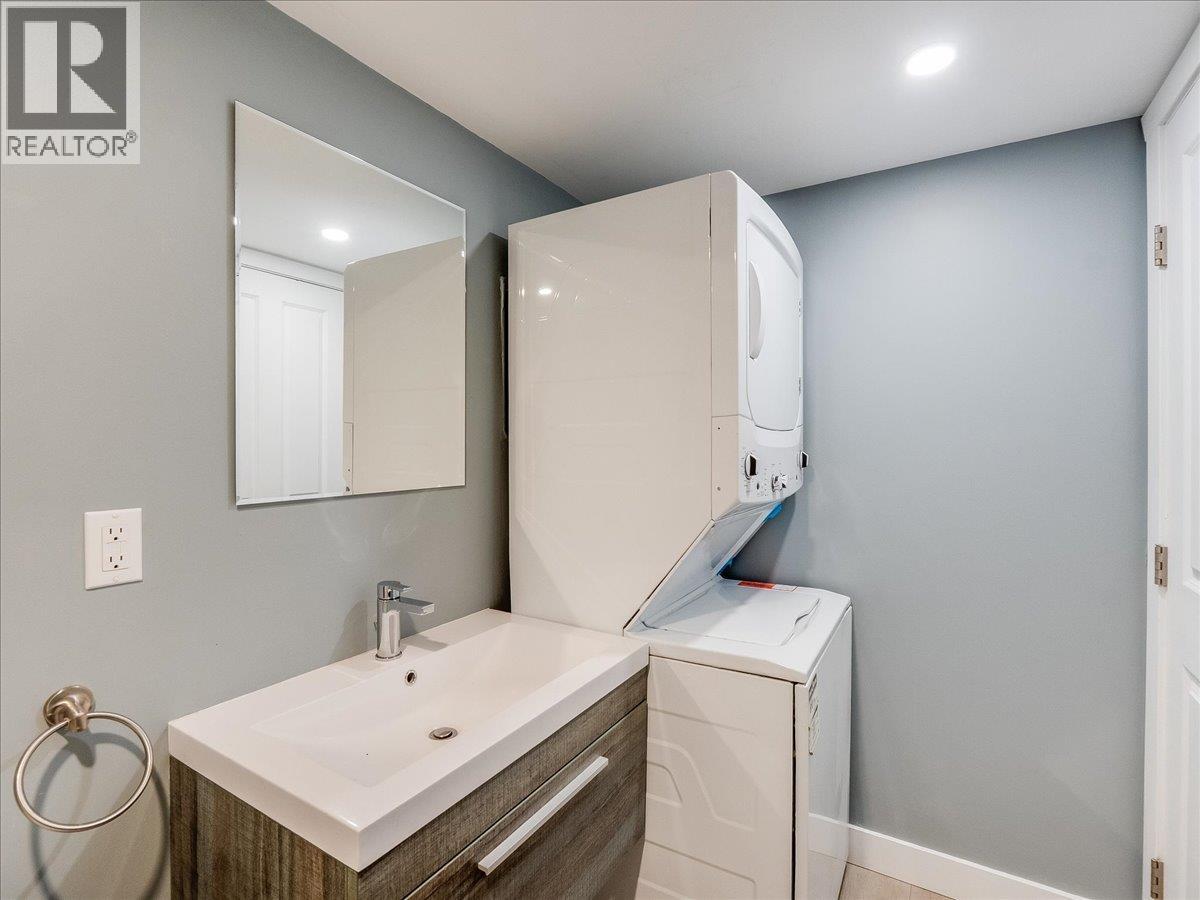 2342 Washington Street, Rossland, British Columbia  V0G 1Y0 - Photo 8 - 10397104