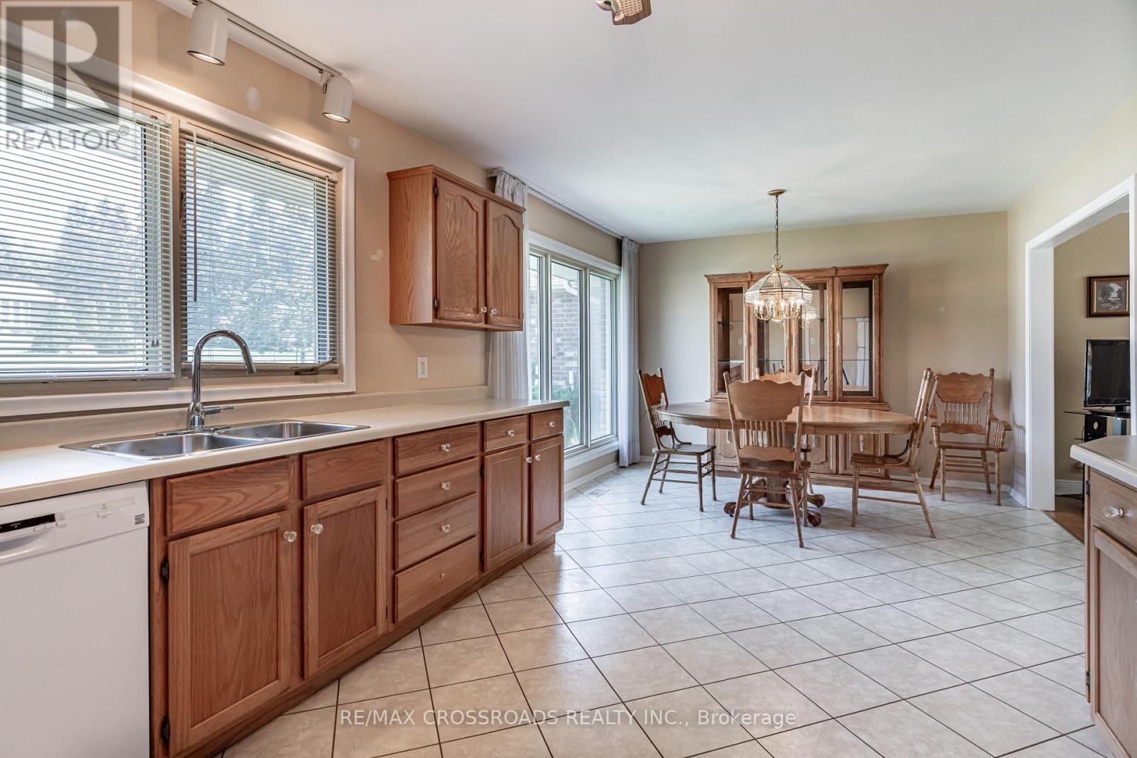 166 Elizabeth Crescent N, Whitby (Blue Grass Meadows), Ontario  L1N 3R7 - Photo 10 - E13647854