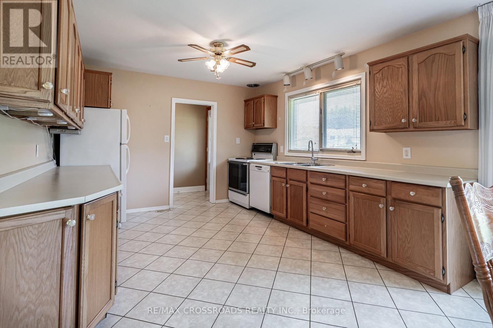 166 Elizabeth Crescent N, Whitby (Blue Grass Meadows), Ontario  L1N 3R7 - Photo 12 - E13647854
