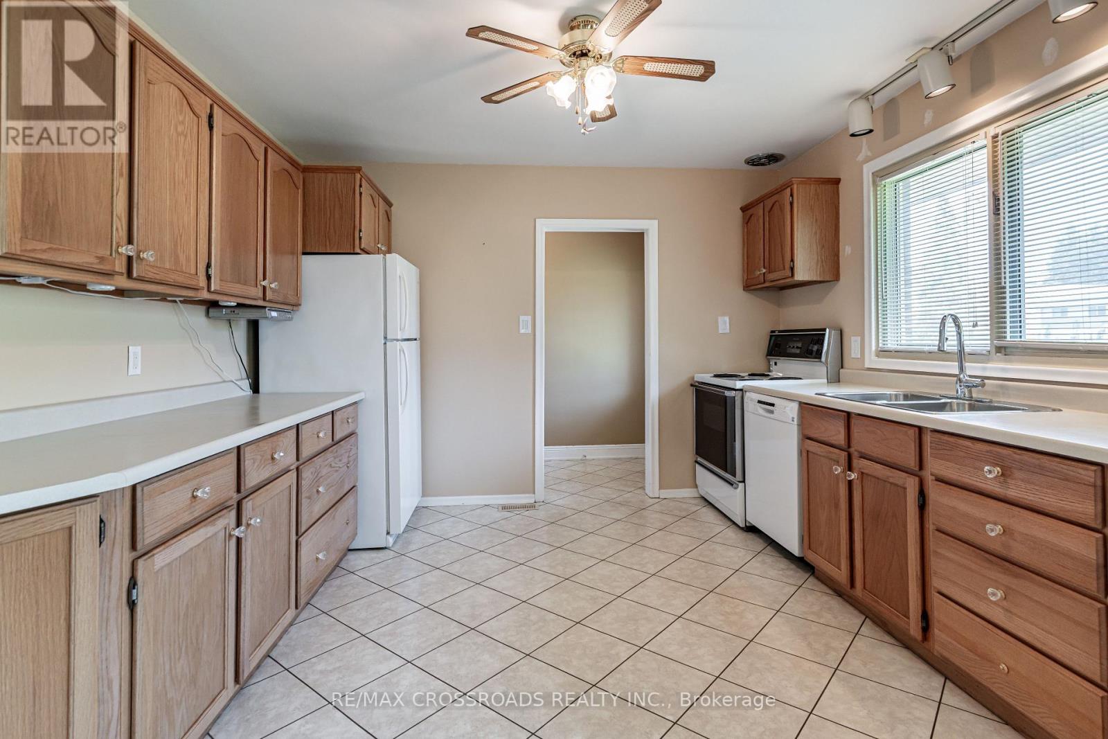 166 Elizabeth Crescent N, Whitby (Blue Grass Meadows), Ontario  L1N 3R7 - Photo 13 - E13647854
