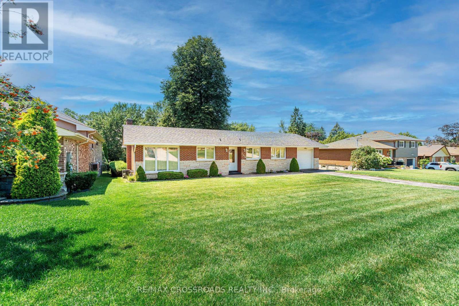 166 Elizabeth Crescent N, Whitby (Blue Grass Meadows), Ontario  L1N 3R7 - Photo 2 - E13647854