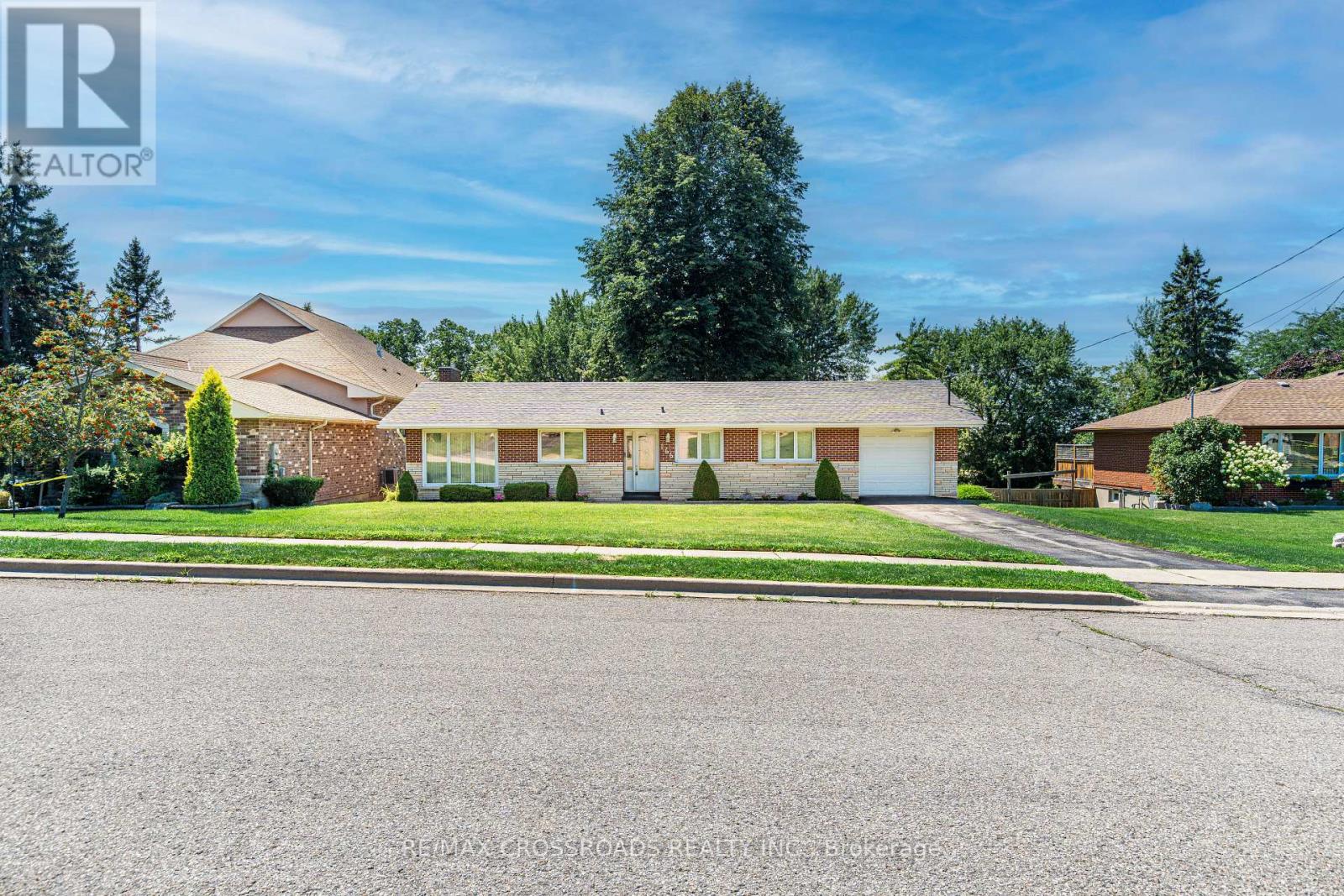 166 Elizabeth Crescent N, Whitby (Blue Grass Meadows), Ontario  L1N 3R7 - Photo 4 - E13647854