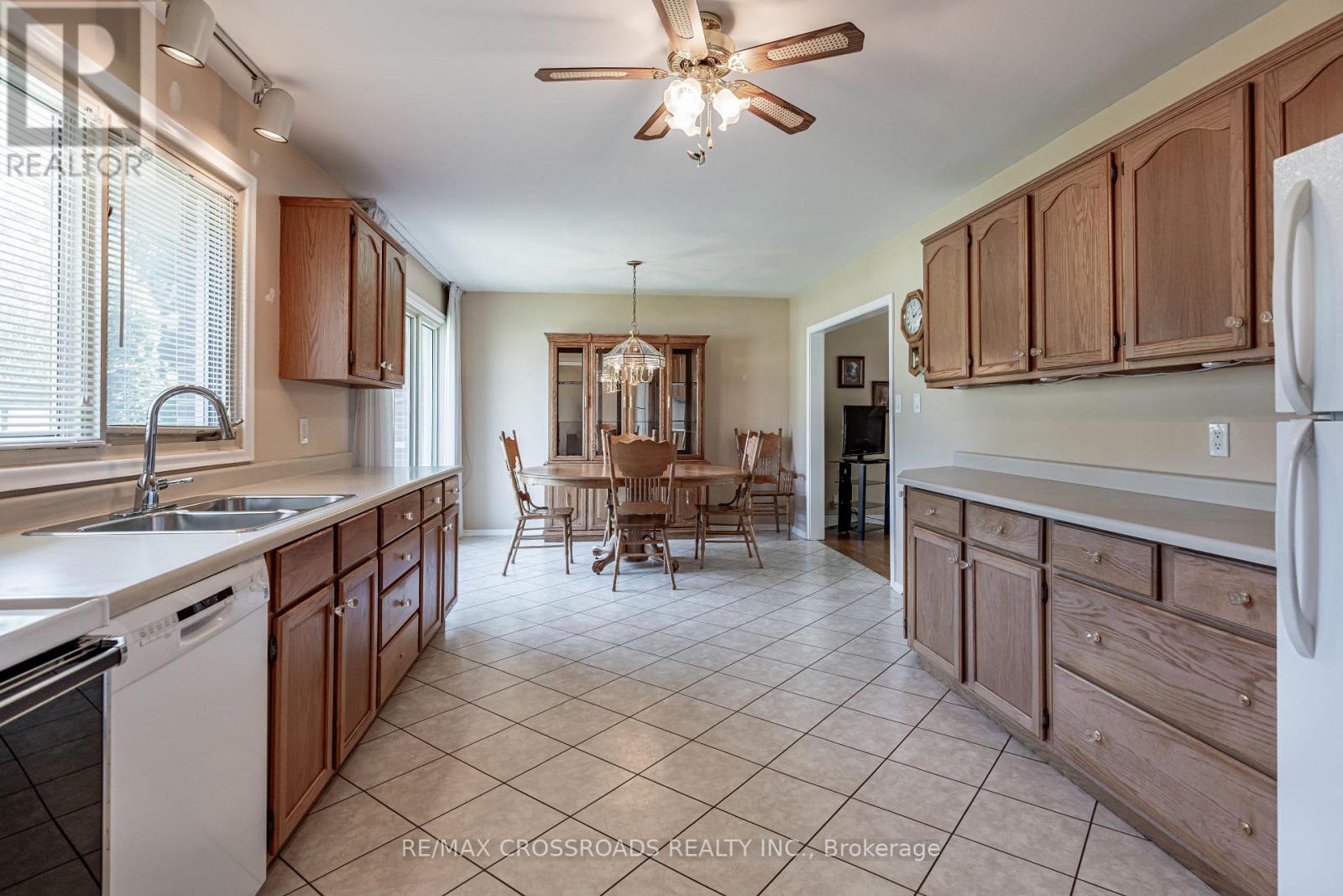 166 Elizabeth Crescent N, Whitby (Blue Grass Meadows), Ontario  L1N 3R7 - Photo 9 - E13647854
