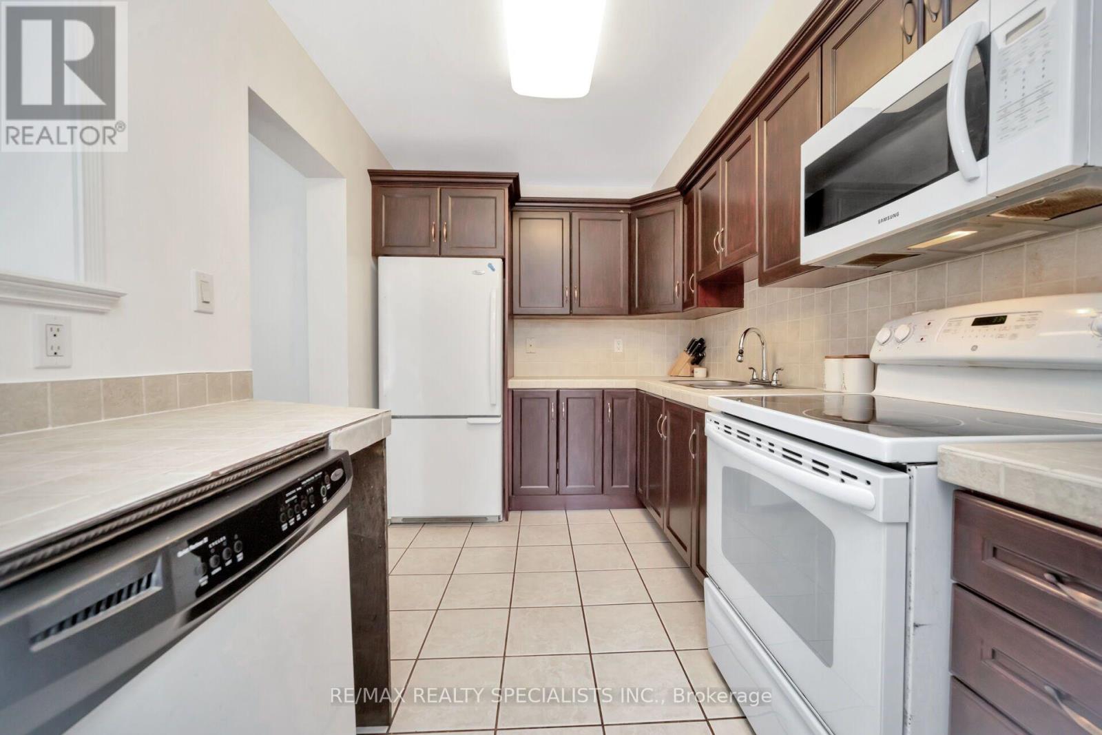 155 Enderby Crescent, Brampton, Ontario  L6T 4C7 - Photo 10 - W13647176
