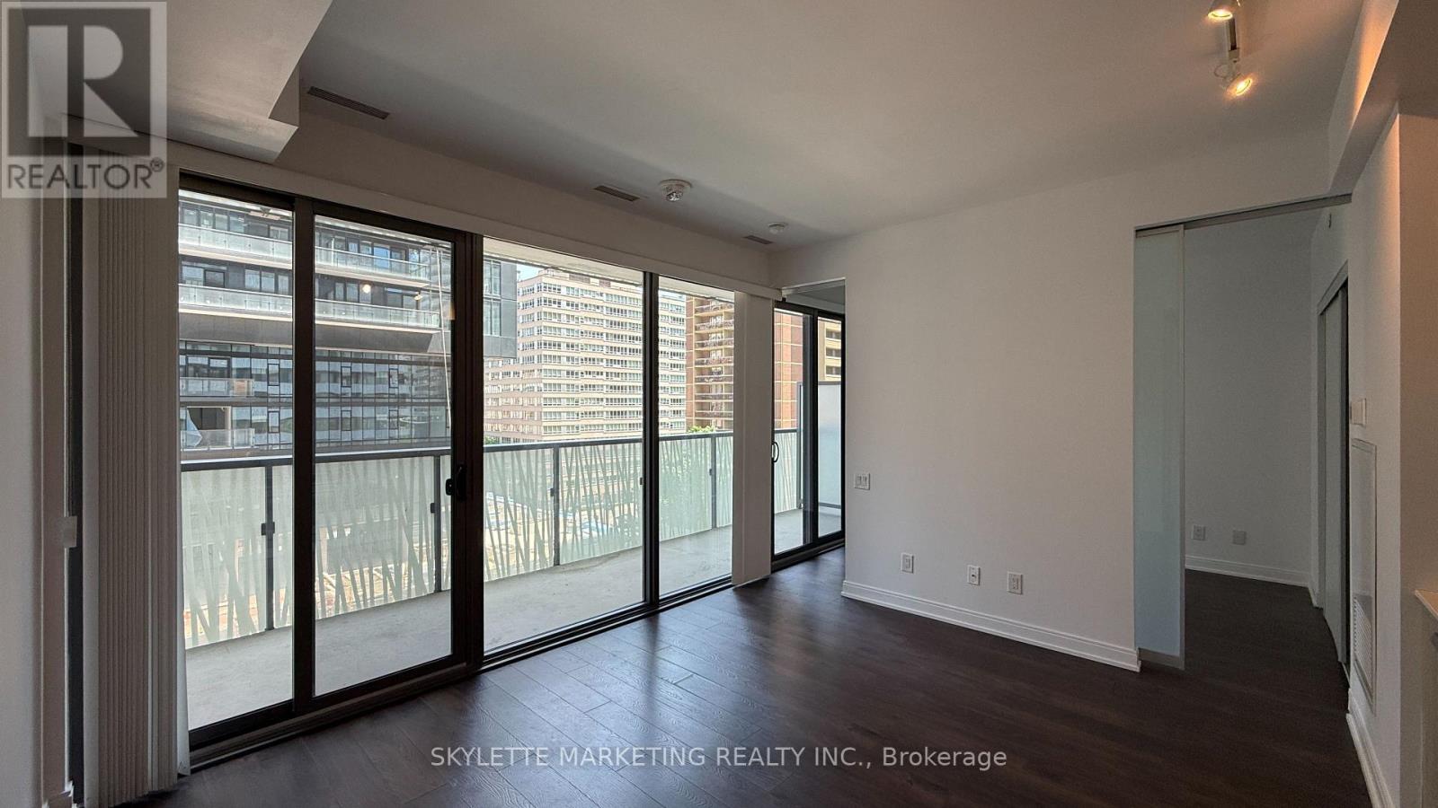 612 - 50 CHARLES STREET E
