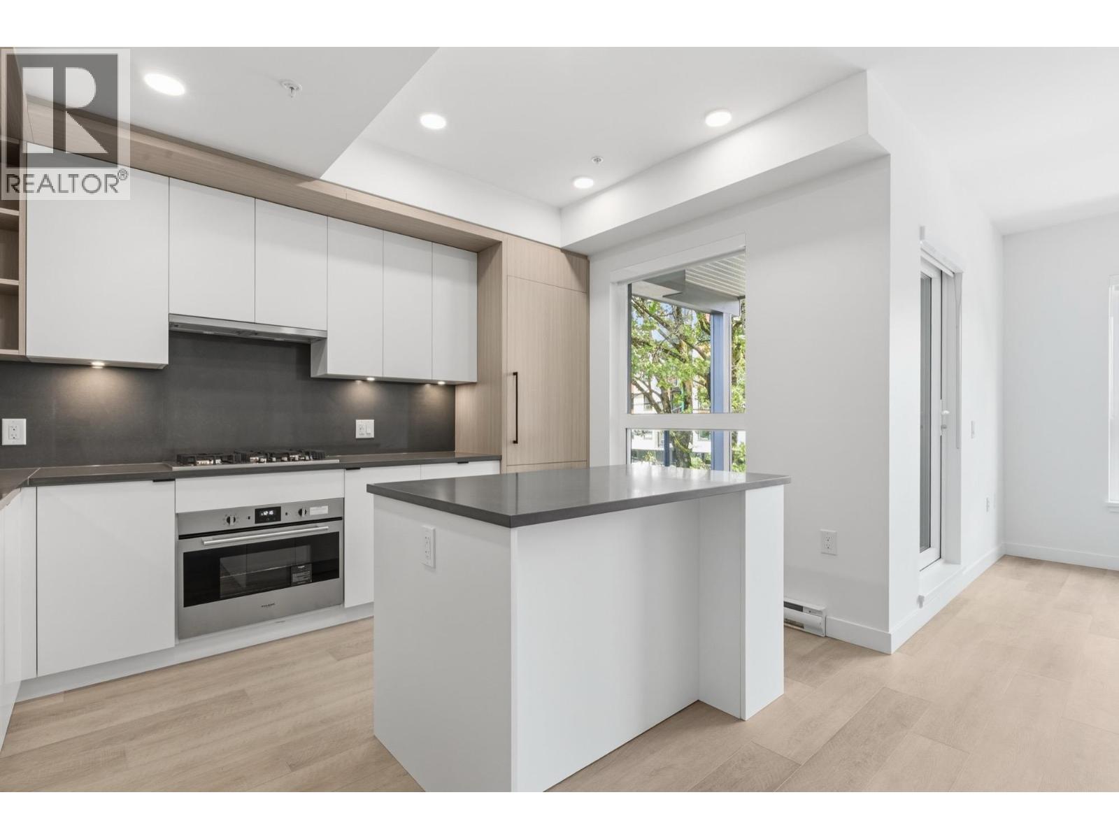 203 2268 E BROADWAY, Vancouver, British Columbia