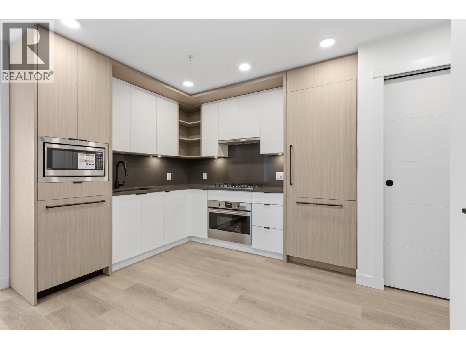 403 2268 E BROADWAY, Vancouver, British Columbia