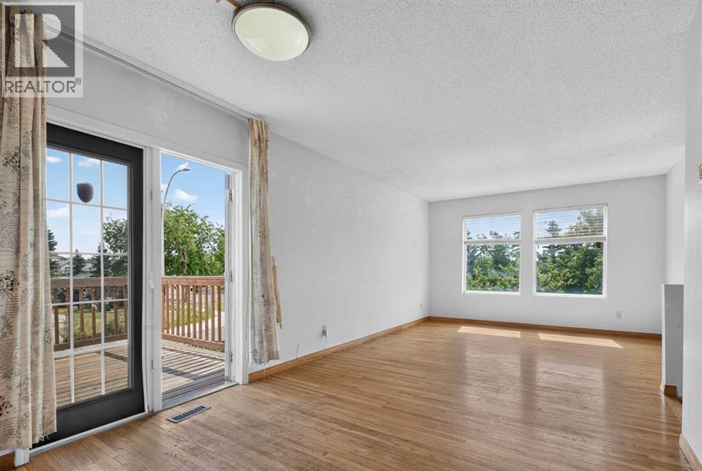 68 Erin Park Drive SE, Calgary, Alberta  T2B 2Z9 - Photo 4 - A2335489
