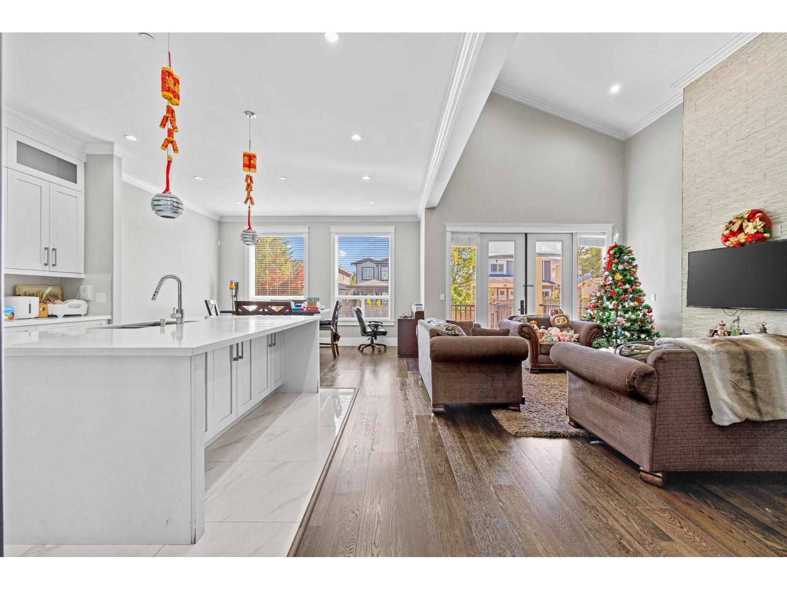 15568 Russell Avenue, White Rock, British Columbia  V4B 2R3 - Photo 7 - R3153454