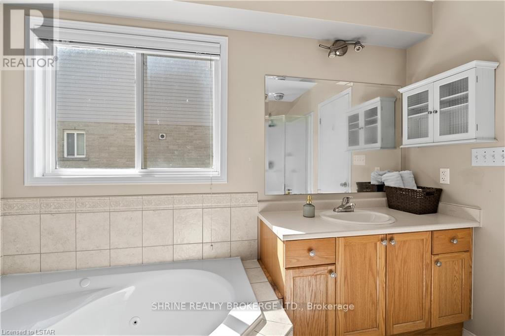 Upper - 1841 Foxwood Avenue, London North (North S), Ontario  N6G 0C4 - Photo 15 - X13648172