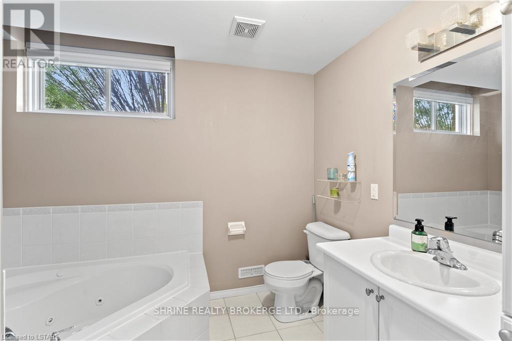 Upper - 1841 Foxwood Avenue, London North (North S), Ontario  N6G 0C4 - Photo 33 - X13648172