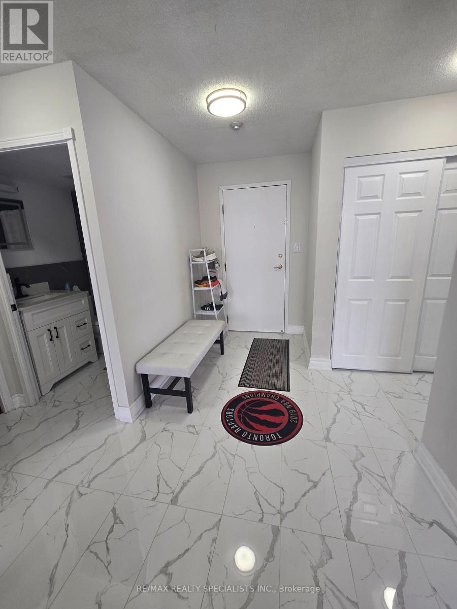 1204 - 135 Hillcrest Avenue, Mississauga, Ontario  L5B 4B1 - Photo 2 - W13648228