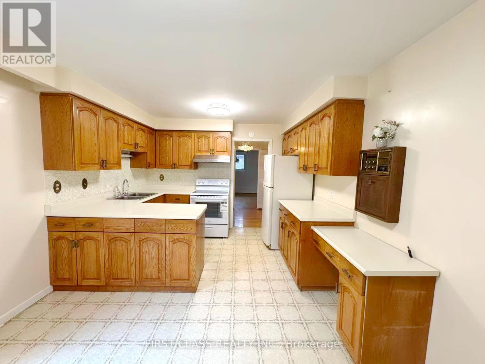 Upper - 1353 Myron Drive, Mississauga, Ontario  L5E 2N5 - Photo 10 - W13648236