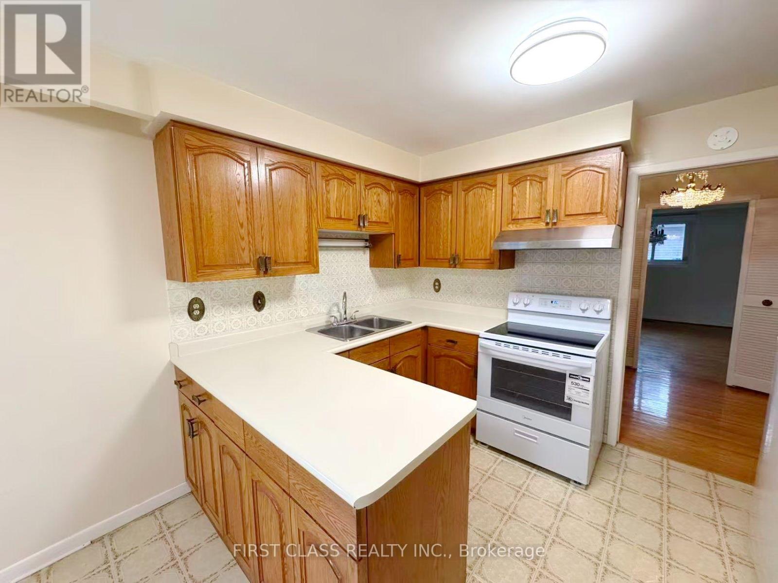 Upper - 1353 Myron Drive, Mississauga, Ontario  L5E 2N5 - Photo 11 - W13648236