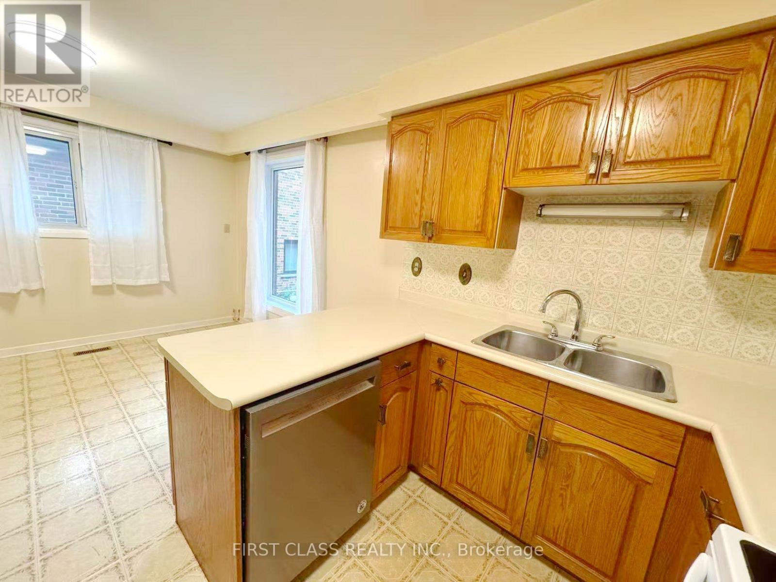 Upper - 1353 Myron Drive, Mississauga, Ontario  L5E 2N5 - Photo 12 - W13648236