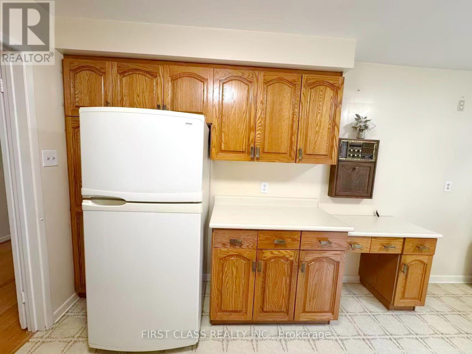 Upper - 1353 Myron Drive, Mississauga, Ontario  L5E 2N5 - Photo 13 - W13648236