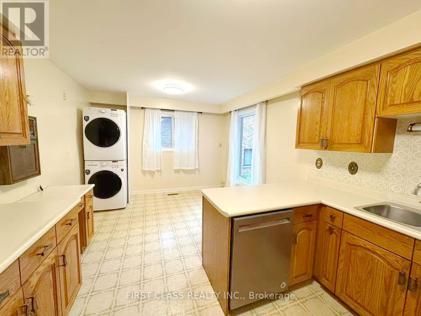 Upper - 1353 Myron Drive, Mississauga, Ontario  L5E 2N5 - Photo 14 - W13648236
