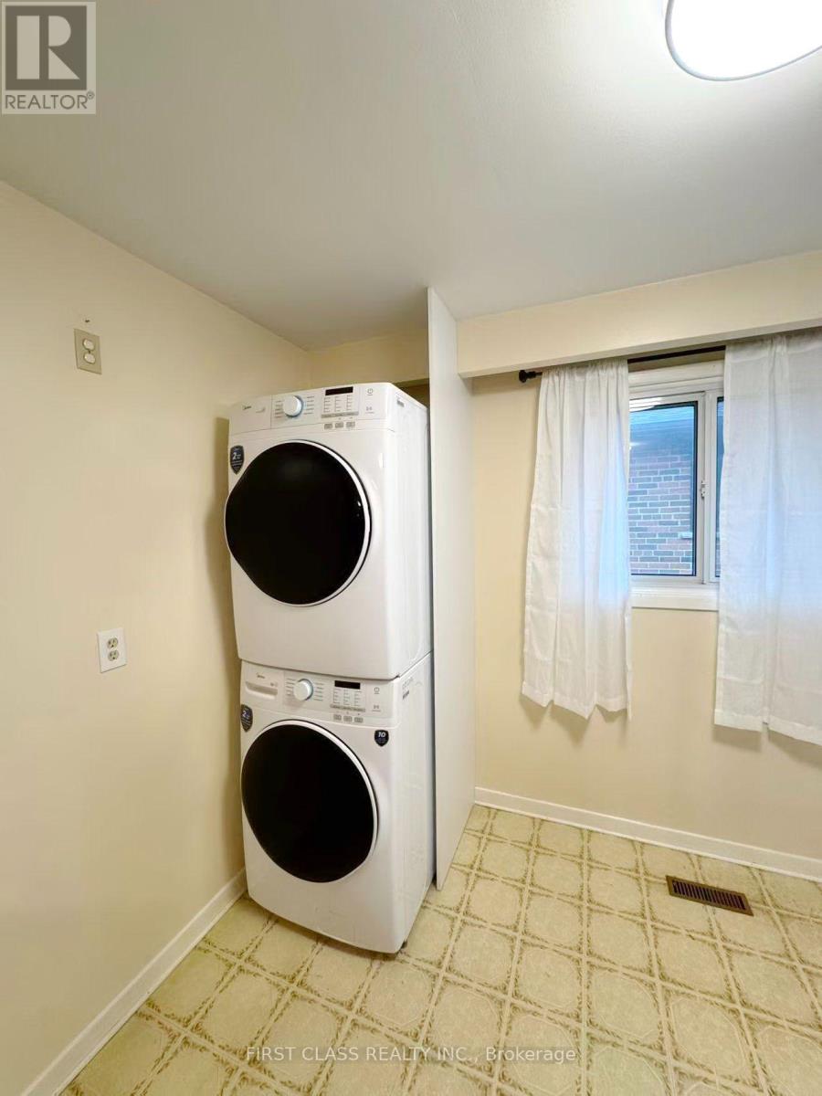 Upper - 1353 Myron Drive, Mississauga, Ontario  L5E 2N5 - Photo 15 - W13648236
