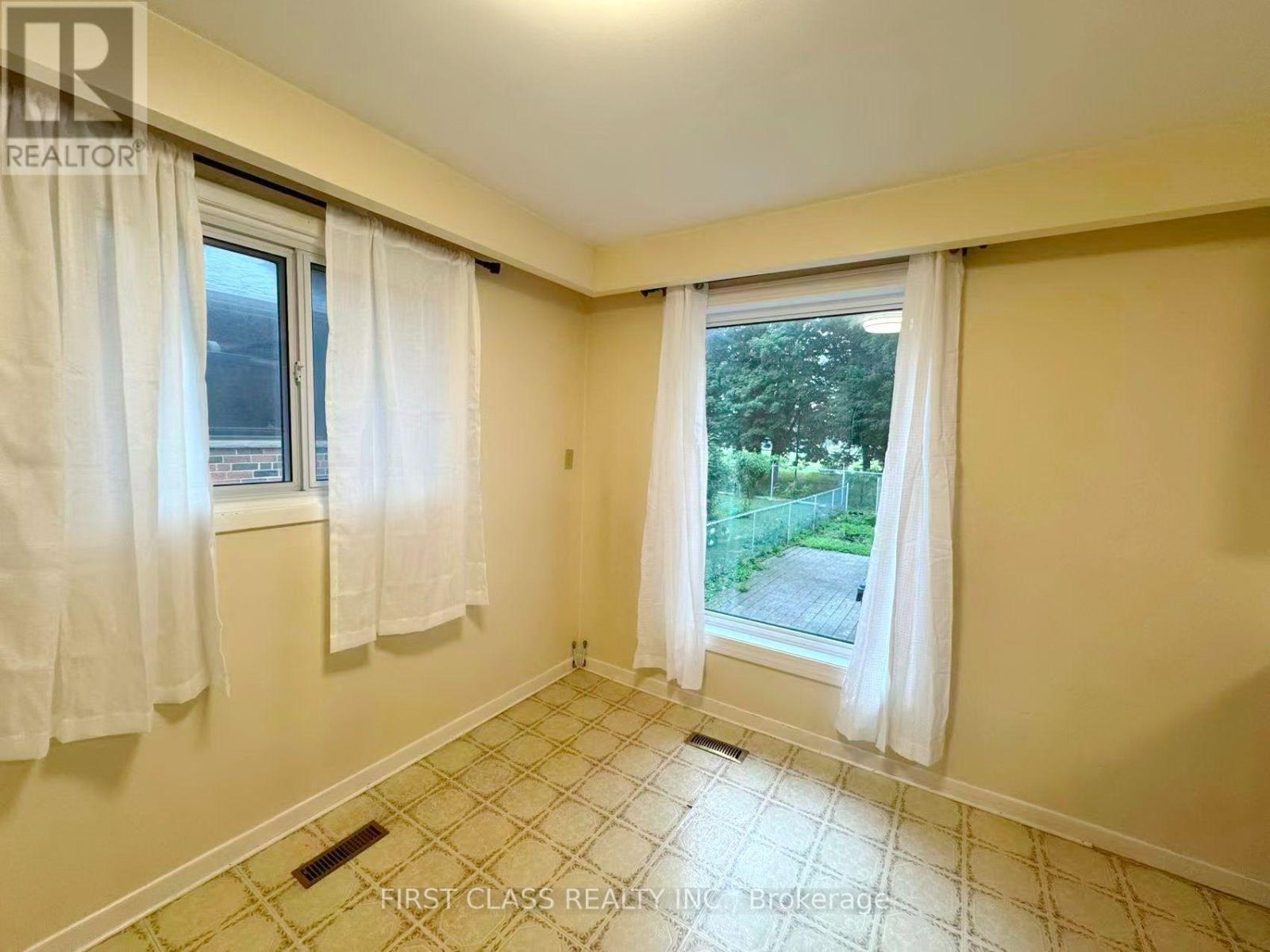 Upper - 1353 Myron Drive, Mississauga, Ontario  L5E 2N5 - Photo 16 - W13648236
