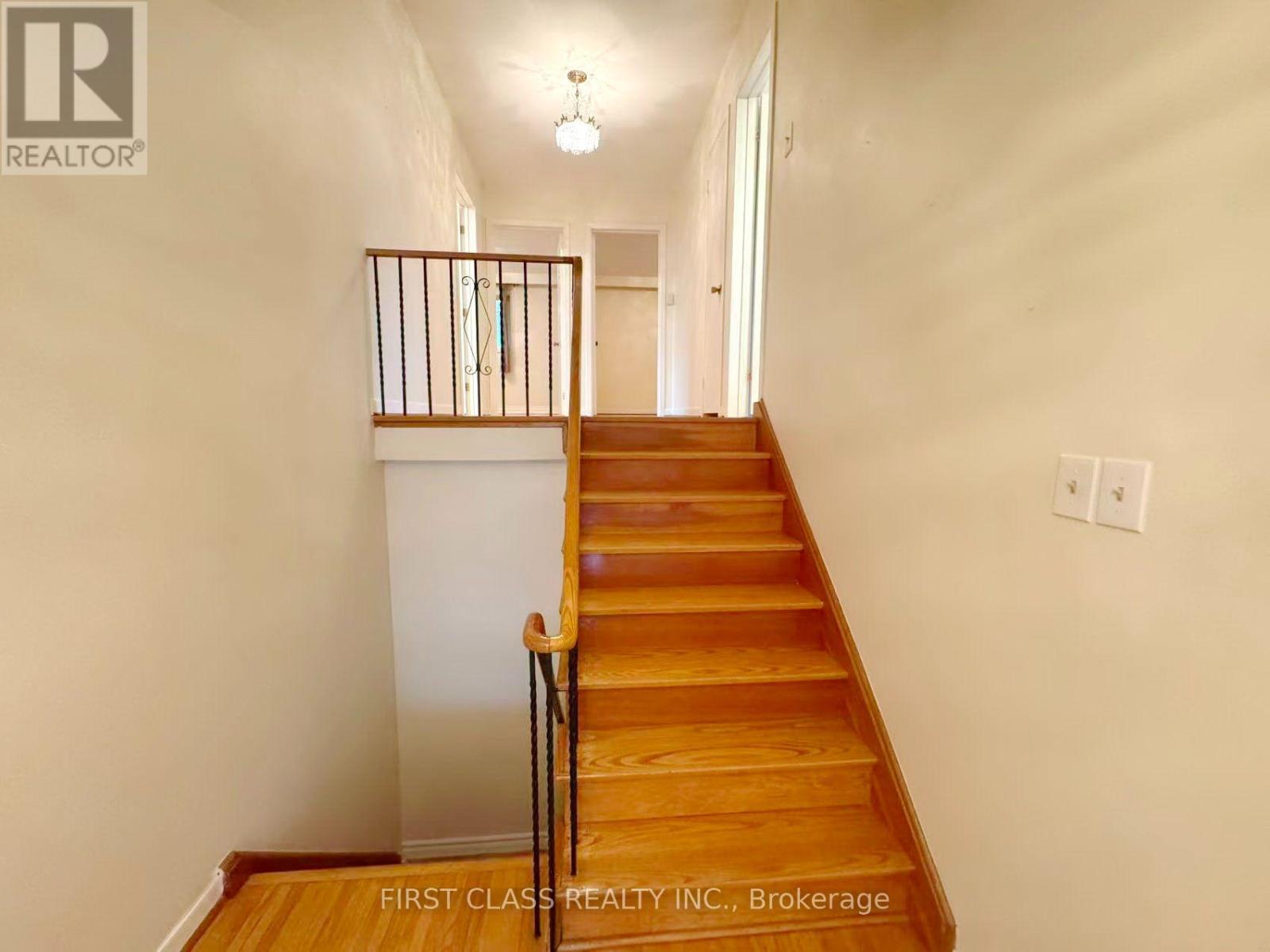 Upper - 1353 Myron Drive, Mississauga, Ontario  L5E 2N5 - Photo 17 - W13648236