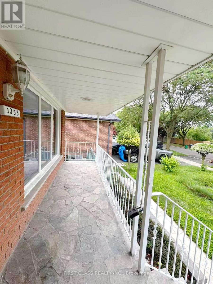 Upper - 1353 Myron Drive, Mississauga, Ontario  L5E 2N5 - Photo 2 - W13648236