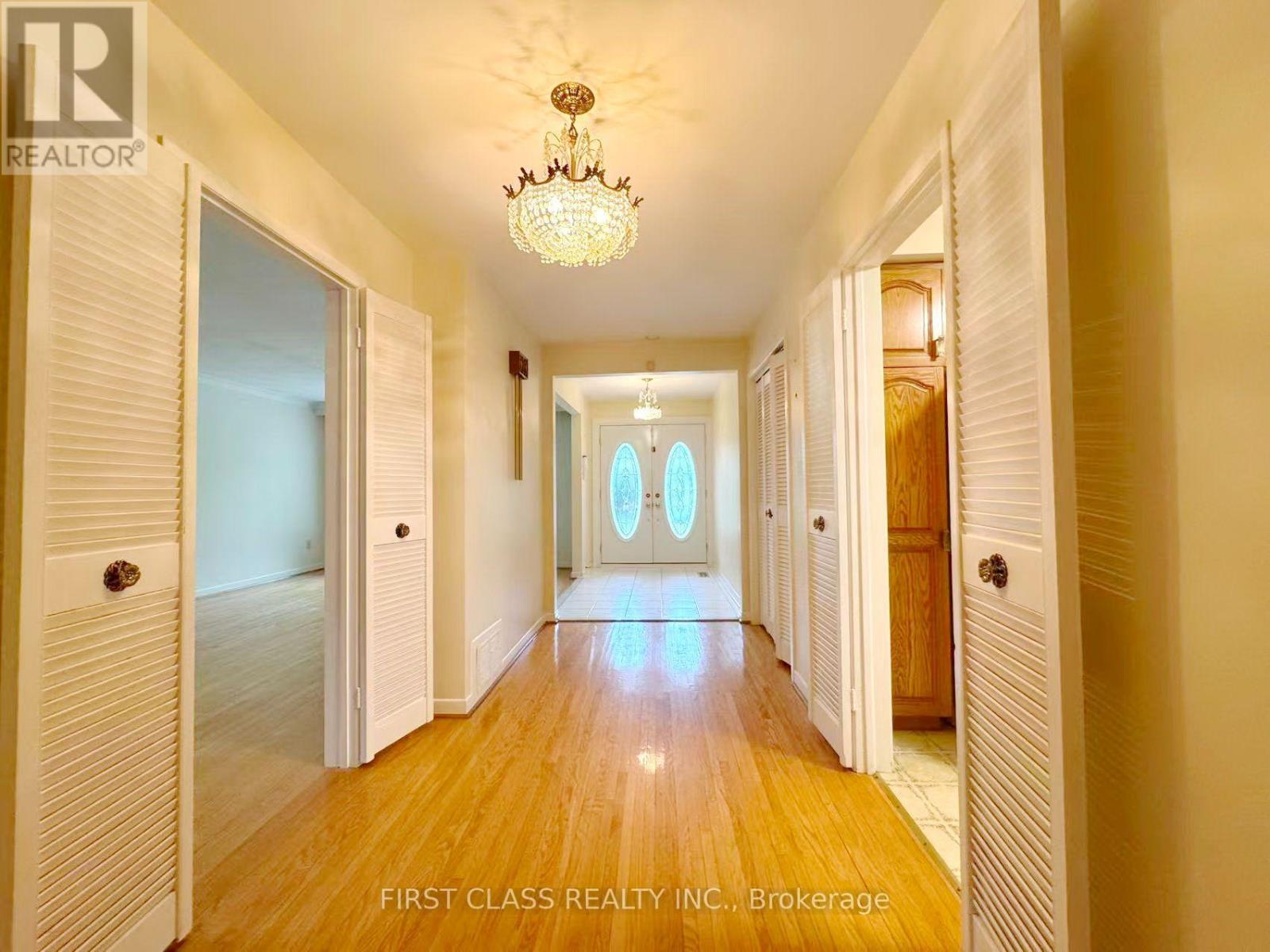 Upper - 1353 Myron Drive, Mississauga, Ontario  L5E 2N5 - Photo 4 - W13648236