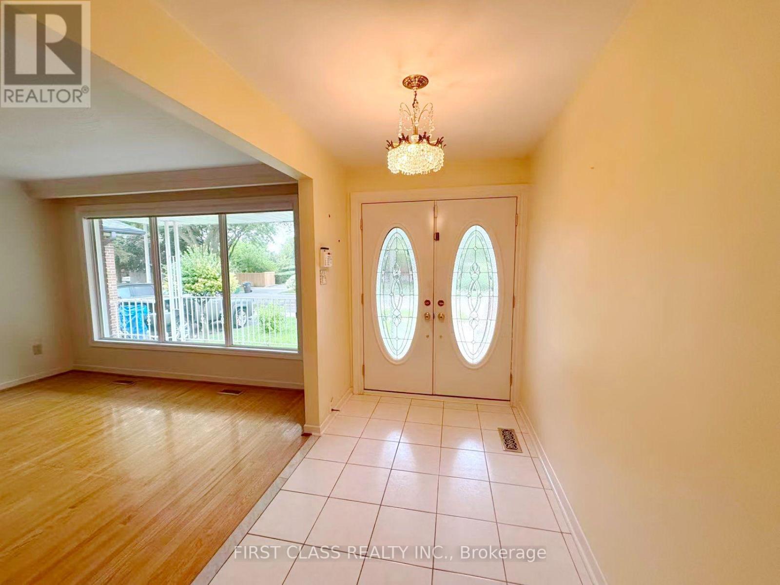 Upper - 1353 Myron Drive, Mississauga, Ontario  L5E 2N5 - Photo 5 - W13648236
