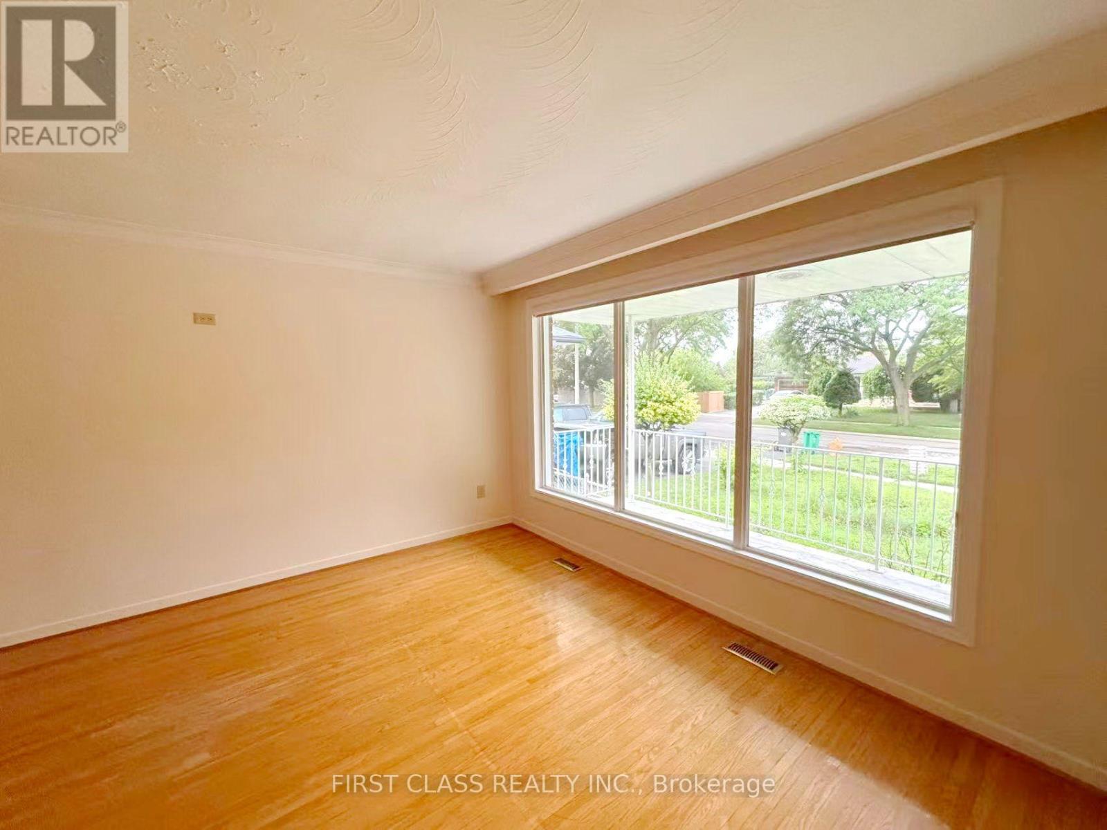 Upper - 1353 Myron Drive, Mississauga, Ontario  L5E 2N5 - Photo 6 - W13648236