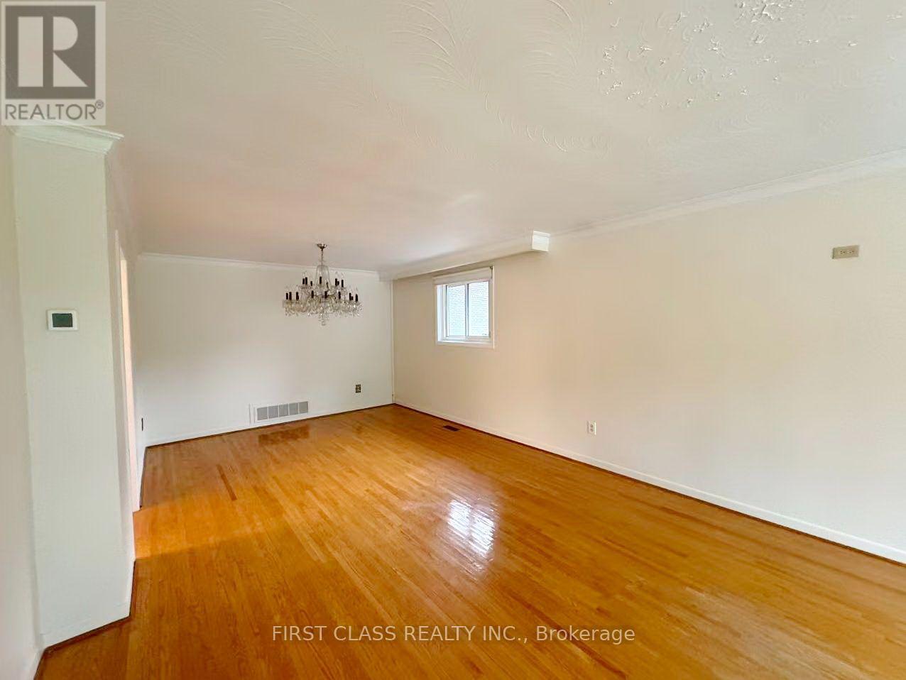 Upper - 1353 Myron Drive, Mississauga, Ontario  L5E 2N5 - Photo 9 - W13648236
