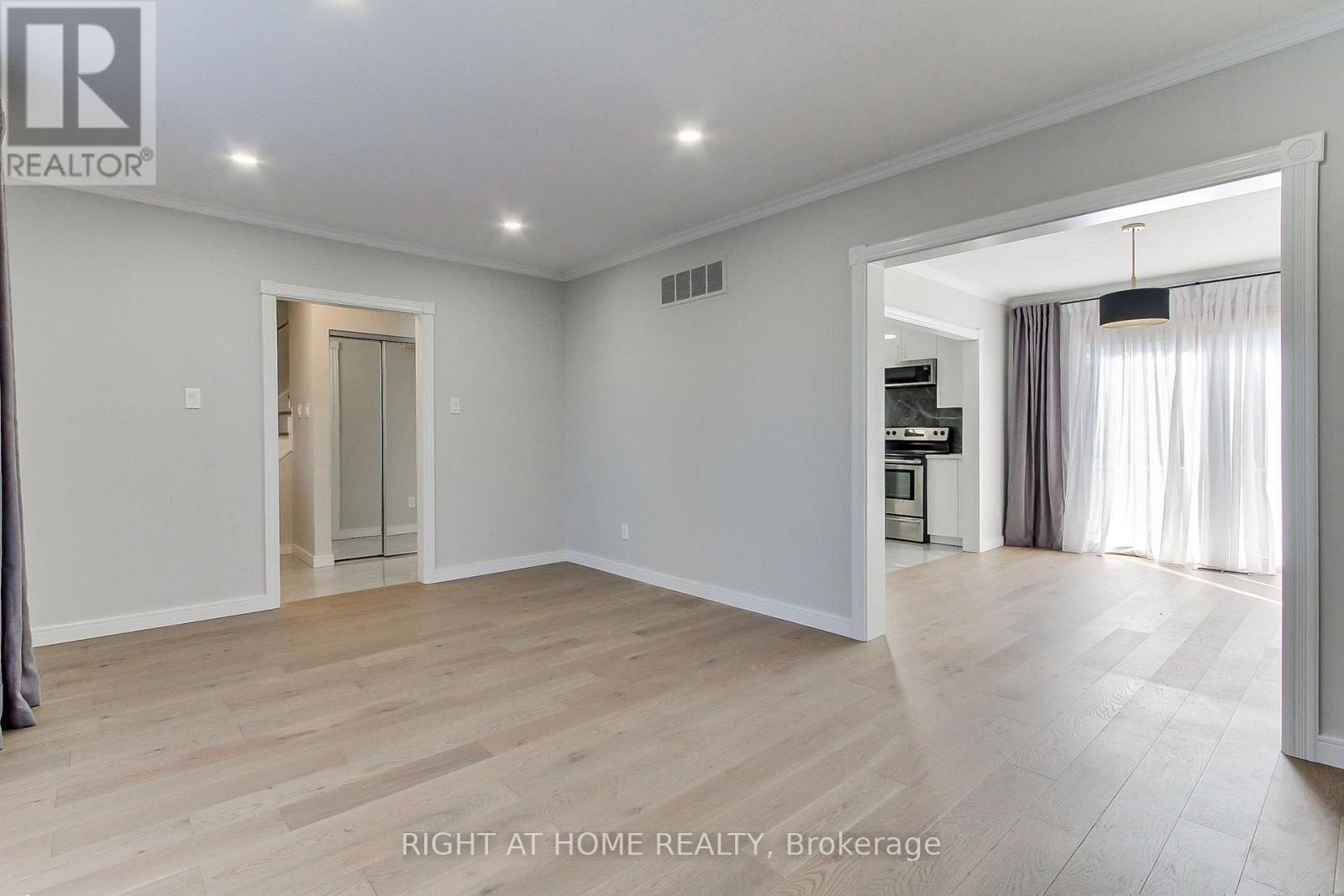 1715 Oberon Crescent, Mississauga, Ontario  L4X 2K7 - Photo 10 - W13648246