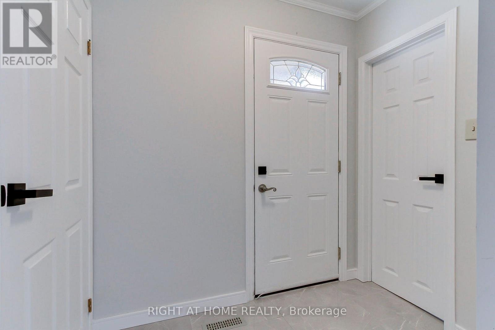 1715 Oberon Crescent, Mississauga, Ontario  L4X 2K7 - Photo 21 - W13648246