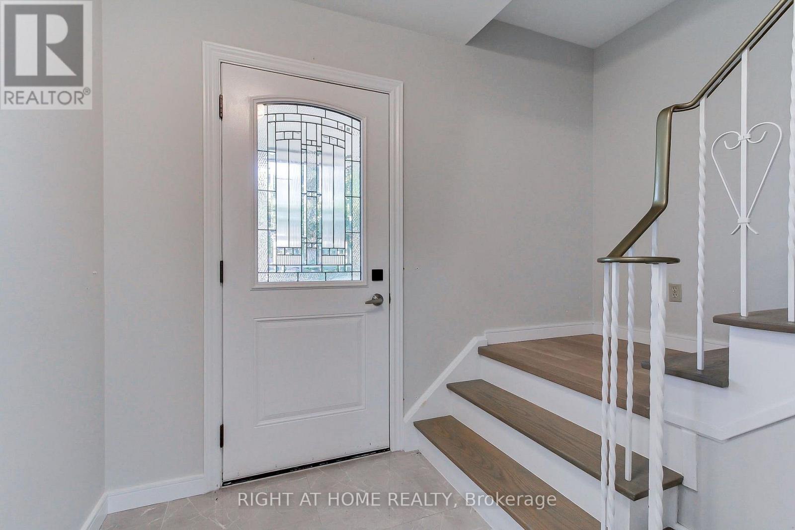 1715 Oberon Crescent, Mississauga, Ontario  L4X 2K7 - Photo 5 - W13648246