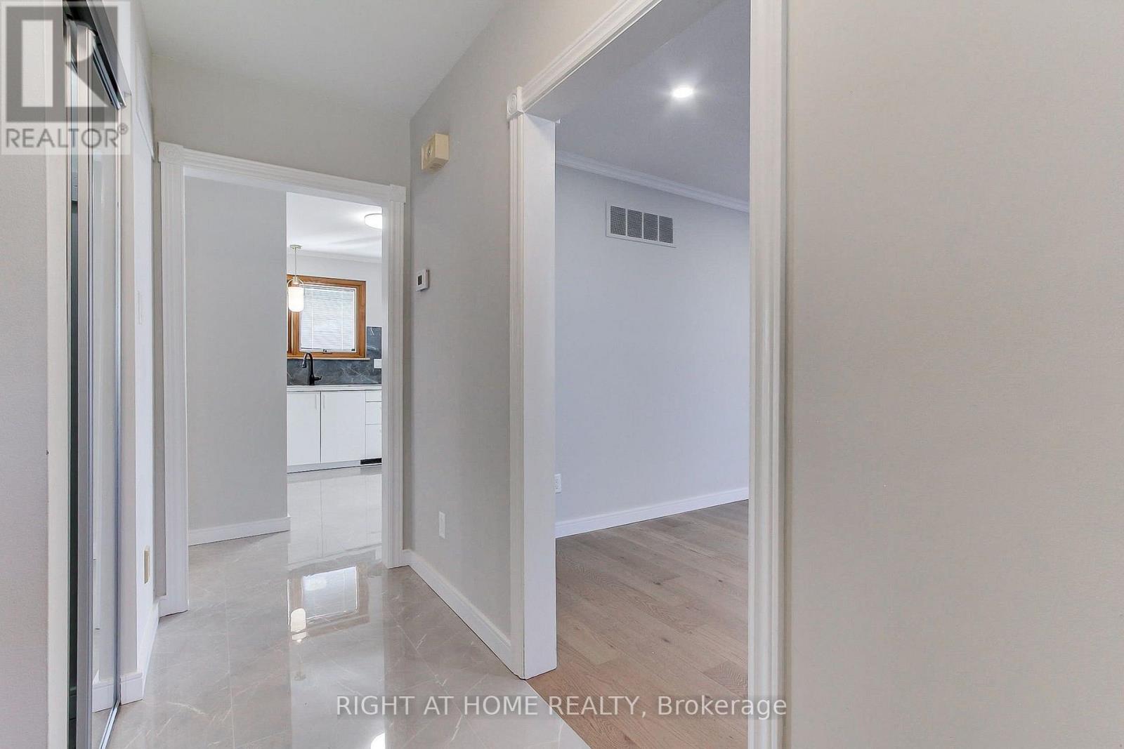 1715 Oberon Crescent, Mississauga, Ontario  L4X 2K7 - Photo 7 - W13648246