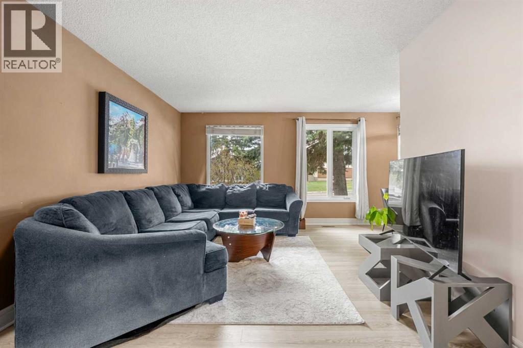 20 Bedwood Hill Ne, Calgary, Alberta  T3K 1L9 - Photo 4 - A2335316