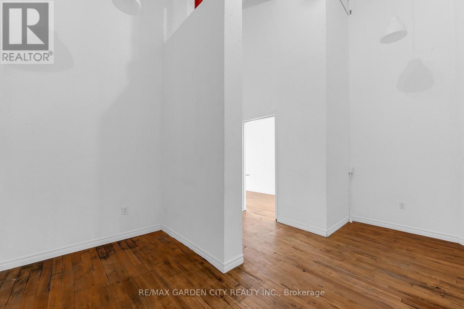 Loft - 468 Cumberland Avenue, Hamilton, Ontario  L8M 3M5 - Photo 4 - X13578206