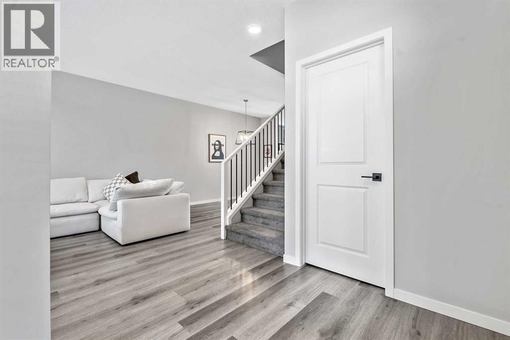 68 Wolf Gate, Okotoks, Alberta  T1S 5T9 - Photo 4 - A2329840